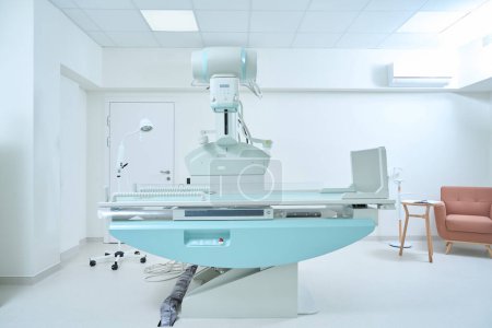 Foto de Equipo de rayos X en la habitación con moderna máquina de rayos X en la clínica. Copiar espacio. Medicina y concepto diagnóstico Medicina y concepto diagnóstico - Imagen libre de derechos