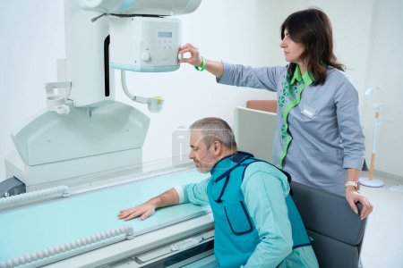 Foto de Doctor encendiendo el escáner de resonancia magnética para hacer rayos X de mano masculina en la sala de radiología - Imagen libre de derechos