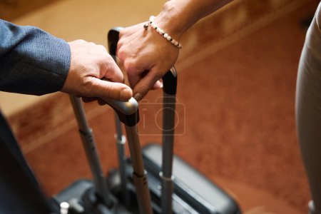 Foto de Hombre y una mujer de pie lado a lado en el vestíbulo del hotel, los viajeros tienen maletas de viaje - Imagen libre de derechos