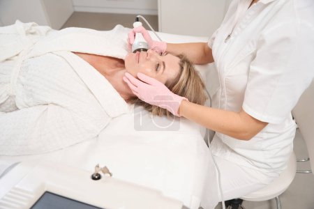 Foto de Mujer en un lifting facial no quirúrgico eficaz, utilizando el método de RF-lifting - Imagen libre de derechos