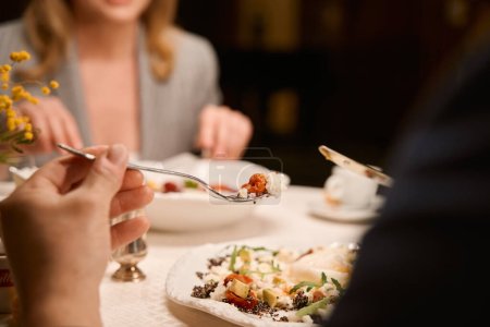 Téléchargez les photos : Gros plan collègues masculins et féminins déjeunent au bar du hall près du travail, essaient de nouveaux repas, mangent sainement - en image libre de droit