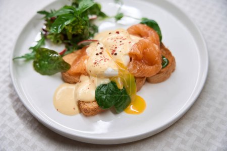 Téléchargez les photos : Décryptages délicieux petit déjeuner avec poisson rouge et œuf poché sur pain grillé, service au restaurant, gros plan - en image libre de droit