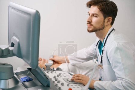 Téléchargez les photos : Spécialiste effectue un examen de la glande thyroïde sur une machine à ultrasons pour femme âgée, le médecin utilise un équipement moderne - en image libre de droit