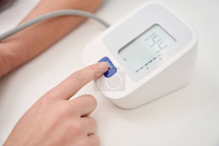 Foto de Midiendo la presión arterial en un centro médico, el médico utiliza un tonómetro - Imagen libre de derechos