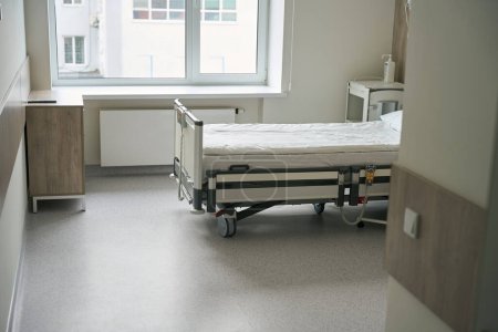 Téléchargez les photos : Salle de récupération stérile avec nouvelle rénovation équipée d'un lit de malade confortable pour la récupération du patient - en image libre de droit