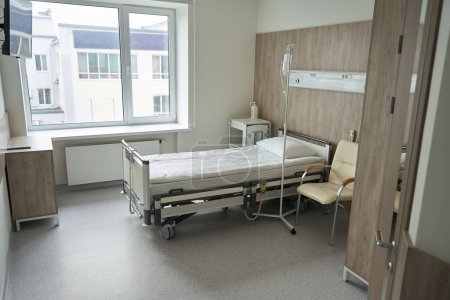 Téléchargez les photos : Salle de récupération stérile avec nouvelle rénovation équipée d'un lit de malade confortable pour la récupération du patient - en image libre de droit