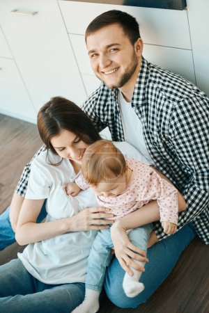 Téléchargez les photos : Homme souriant tenant ses filles dans ses bras, le travail à distance donne le temps de communiquer avec la famille - en image libre de droit