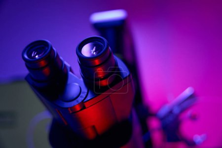 Téléchargez les photos : Microscope stéréoscopique debout sur le bureau dans le laboratoire de microbiologie, recherches scientifiques, macro et micro-éléments d'étude - en image libre de droit