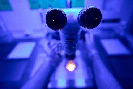 Foto de Pov a equipo especial de laboratorio, microscopio de alta calidad con lentes micro y macro para un mejor estudio - Imagen libre de derechos