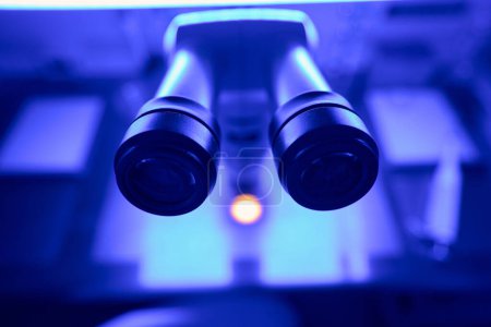Téléchargez les photos : Gros plan lentille de grand microscope professionnel, matériel de laboratoire coûteux pour la recherche génétique - en image libre de droit