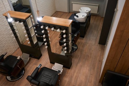 Foto de Sala de barbería con un interior minimalista moderno, espejos, lavabos, iluminación excelente - Imagen libre de derechos
