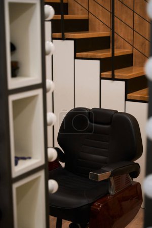 Téléchargez les photos : Poste de coiffeur dans un salon de coiffure moderne avec un design minimaliste moderne - en image libre de droit