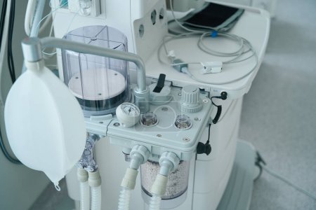 Foto de Máquina de anestesia médica con diferentes botones, bomba y tubos en el quirófano - Imagen libre de derechos
