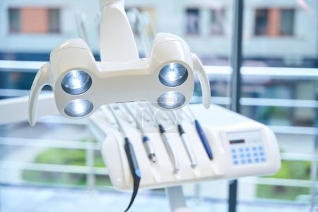 Téléchargez les photos : Équipement moderne sur le lieu de travail d'un médecin dans une clinique dentaire, un panneau de commande et des buses d'appareils dentaires - en image libre de droit