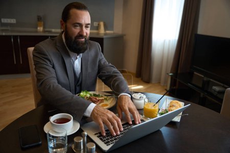 Foto de Hotel chat de huéspedes en línea durante el desayuno, mesa para una persona - Imagen libre de derechos