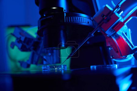 Foto de Herramienta de trabajo única del embriólogo es un conjunto de micromanipuladores, manipulaciones se llevan a cabo bajo un microscopio potente - Imagen libre de derechos