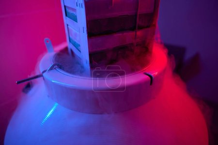 Foto de Crioalmacenamiento moderno para la criopreservación del biomaterial, nitrógeno líquido se utiliza para congelar - Imagen libre de derechos