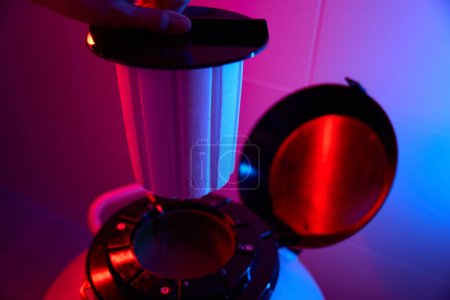 Téléchargez les photos : Équipement de cryoconservation des biomatériaux dans un laboratoire moderne, l'azote liquide est utilisé dans le travail - en image libre de droit
