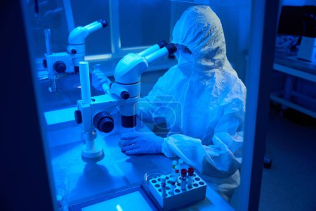 Foto de Embriólogo en la sala estéril utiliza el conjunto de micromanipuladores, también utiliza un microscopio potente - Imagen libre de derechos