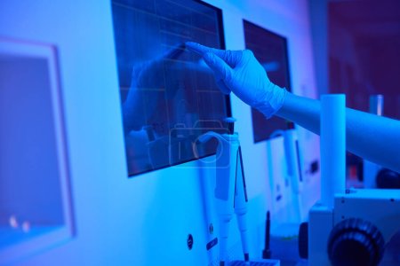 Téléchargez les photos : Scientifique ébriologue travaille dans un laboratoire moderne, elle utilise des tables médicales spéciales - en image libre de droit