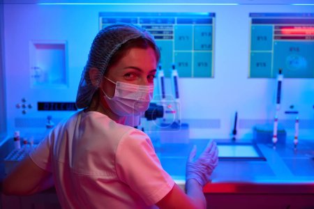 Foto de Mujer en uniforme médico en el lugar de trabajo en el laboratorio, en interiores equipos avanzados - Imagen libre de derechos