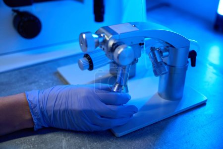 Foto de Embriólogo trabaja con un aparato especial en un laboratorio científico, el especialista utiliza equipos modernos - Imagen libre de derechos