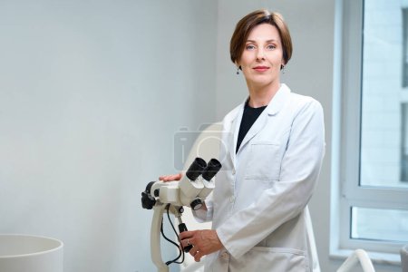 Téléchargez les photos : Femme est médecin sur le lieu de travail dans un bureau gynécologique, elle utilise un équipement moderne dans son travail - en image libre de droit