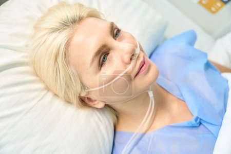 Foto de Mujer de ojos azules está conectado a una máquina de oxígeno, equipo médico moderno se utiliza - Imagen libre de derechos