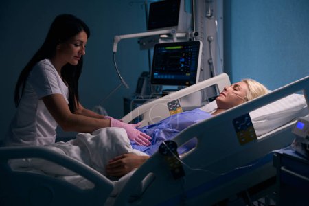 Foto de Médico especialista examina el abdomen pacientes, las mujeres están en la sala de recuperación - Imagen libre de derechos