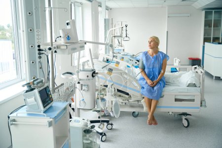 Téléchargez les photos : Patient est dans l'unité de soins intensifs, la chambre dispose d'un équipement moderne - en image libre de droit