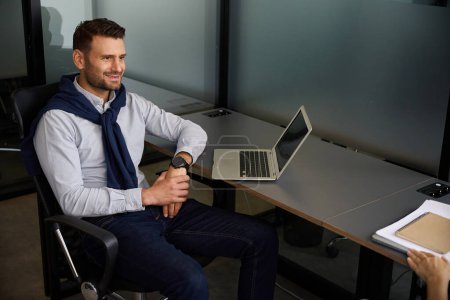 Téléchargez les photos : Jeune manager assis à un bureau dans un bureau de coworking - en image libre de droit