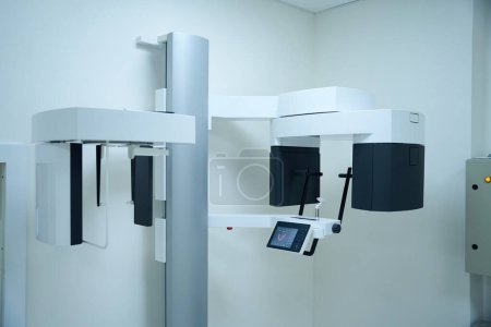 Téléchargez les photos : Intérieur moderne de la salle de radiologie avec appareil dentaire numérique panoramique à rayons X avec panneau de commande - en image libre de droit