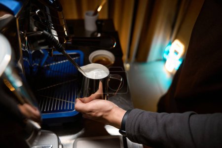 Foto de Barista irreconocible preparando café batido de leche con vapor en cafetería - Imagen libre de derechos