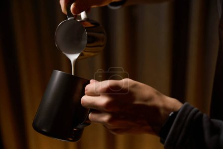 Téléchargez les photos : Cafetière mains versant du lait de pichet préparer le café dans le café - en image libre de droit
