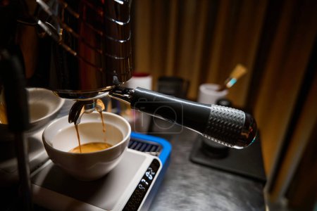 Foto de Proceso de verter el espresso de la máquina de café en la cafetería - Imagen libre de derechos
