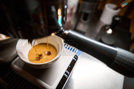 Téléchargez les photos : Barista versant espresso de la machine à café dans le café - en image libre de droit