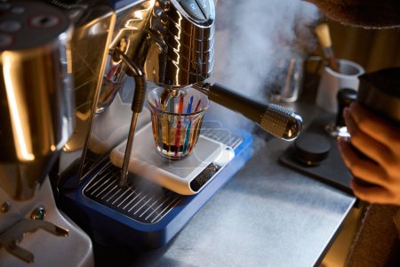 Foto de Preparación de café en cafetería con máquina de café y báscula para el pesaje y proporción ideal - Imagen libre de derechos