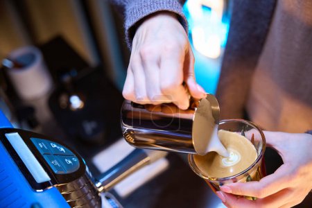 Téléchargez les photos : Femme sans visage barista faire cappuccino verser du lait pour latte art brassage café dans le café - en image libre de droit
