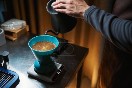Foto de Método alternativo de preparación de café con verter sobre gotero y filtro en la cafetería - Imagen libre de derechos
