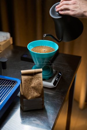 Foto de Barista preparando café con filtro y cafetera fluida en la cafetería - Imagen libre de derechos