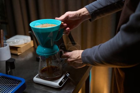 Foto de Barista utilizando formas alternativas de elaboración de café con filtro en cafetería - Imagen libre de derechos