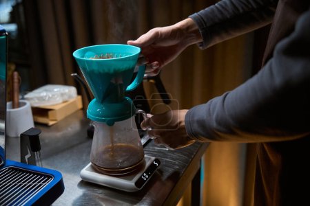 Téléchargez les photos : Café noir brassage dans la cafetière filtre dans le café moderne - en image libre de droit