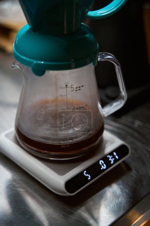 Foto de Proceso de preparación de café negro en filtro y pesaje para proporción ideal - Imagen libre de derechos