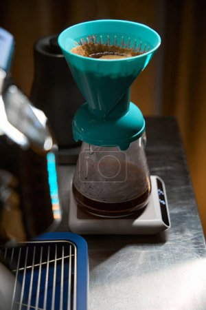 Téléchargez les photos : Préparation café noir dans le filtre sur le comptoir dans le café - en image libre de droit