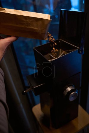 Foto de Barista poniendo granos de café en la máquina de café del paquete de papel - Imagen libre de derechos