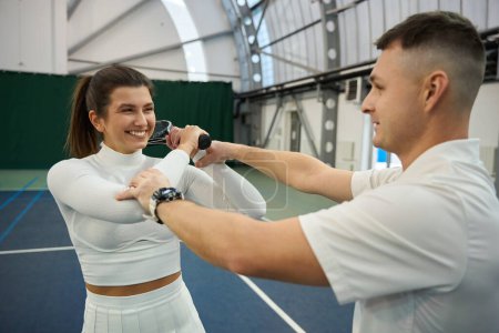 Foto de Mujer jugador y hombre instructor de entrenamiento en la cancha de tenis que participan en ejercicios estratégicos para mejorar su jugabilidad - Imagen libre de derechos