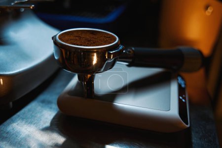 Téléchargez les photos : Café dans une bouilloire à l'échelle du café se préparant pour le brassage à la cafétéria - en image libre de droit
