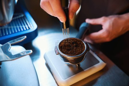Téléchargez les photos : Barista mains nivellement café dans portafilter en utilisant un outil spécial de distribution de poudre - en image libre de droit