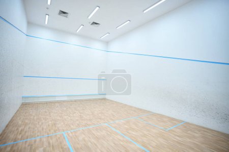 Foto de Interior moderno de la cancha de squash interior en colores blancos copia el espacio para el contenido publicitario - Imagen libre de derechos