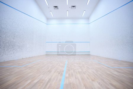 Foto de Interior vacío de squash interior o cancha de tenis en colores blancos copia espacio para texto promocional - Imagen libre de derechos